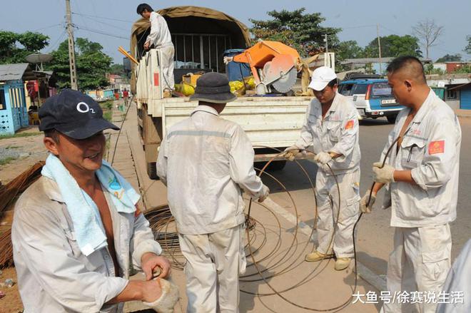 万博ManBetX网页版实拍在非洲劳务的中国工人 当地人盼望他们留下来(图2)