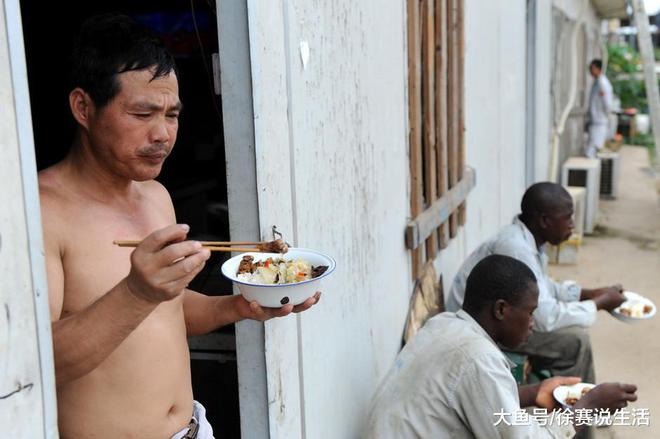 万博ManBetX网页版实拍在非洲劳务的中国工人 当地人盼望他们留下来(图8)