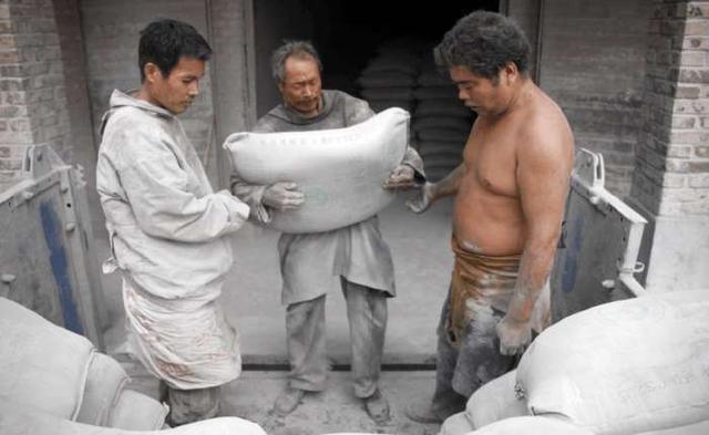 万博ManBetX网页版烈日下的农民工3张最感动的图片他们才是最值得尊敬的人(图1)